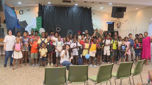 ASSACM Entrega 100 Kits de Material Escolar a Crianças e Jovens da Cova da Moura